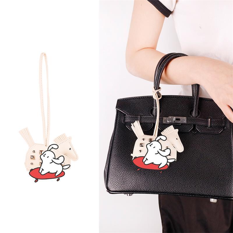 

Elegant Soft PU Leather Pony Keychain with War Horse Design High-End Women s Bag Hanging Lanyard Car Keyring Rivet Detail білий