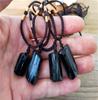 Esemplare di gemma di cristallo con collana con pendente in pietra di tormalina nera