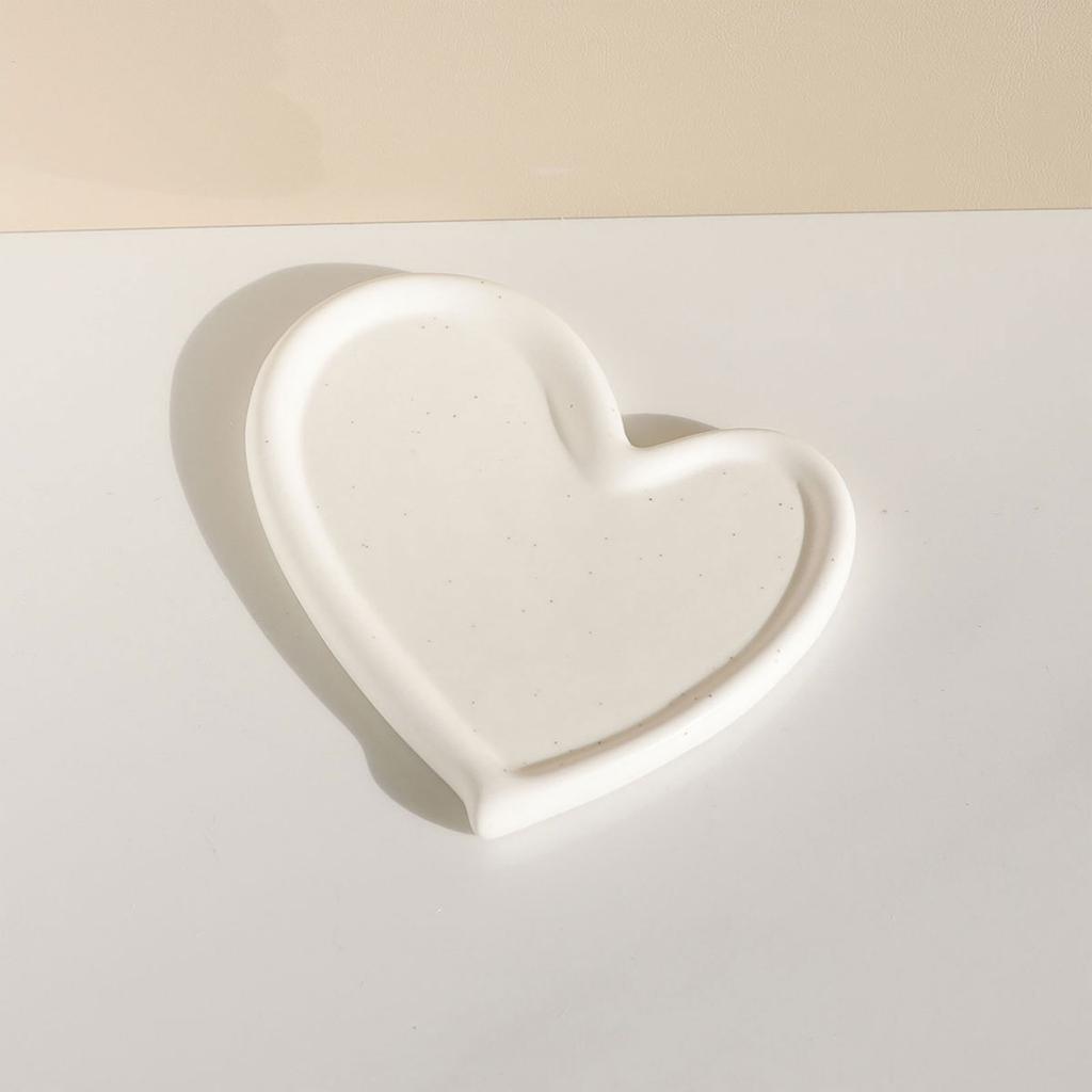 Fashionable Sturdy Ceramic Heart Shaped Jewelry Storage Tray Versatile Desk Organizers for Cosmetics and Accessories