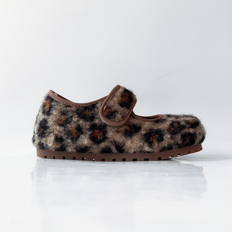 

Женская зимняя верхняя одежда 2026 Новый стиль В горошек Увеличивающие рост Хлопковые туфли На плоской подошве На флисовой подкладке Хлебные туфли 35