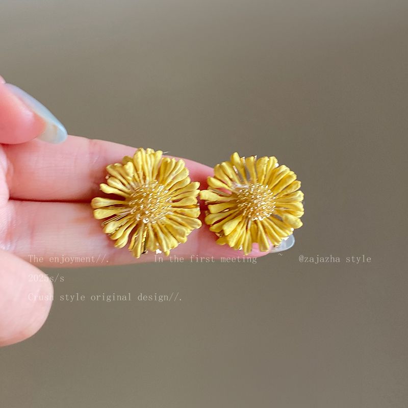 

Sunflower Stud Earrings for Women Bohemia Super Hot Earrings Suitable for Summer Vacation Style Niche Style Delicate Earrings Warm yellow pair