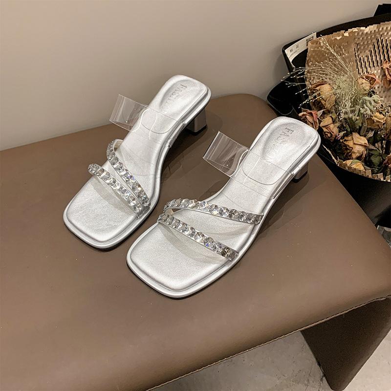 

Модные стразы, высококачественные прозрачные шлепанцы на один палец, новинка лета 2025 года, уличная одежда, темпераментные прохладные шлепанцы на толстом высоком каблуке 40 серебряный