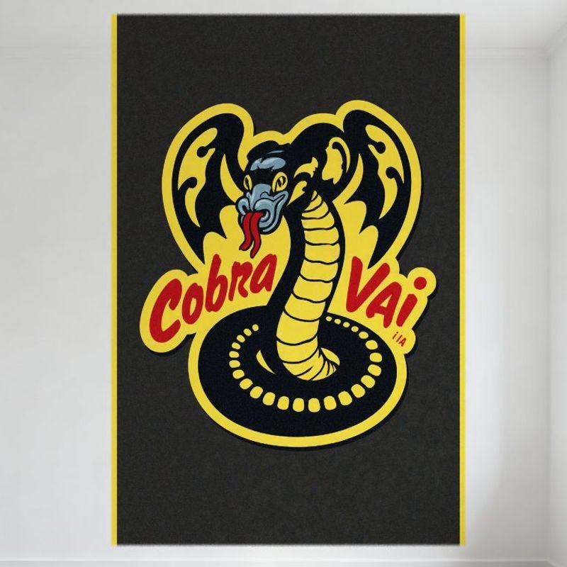 Стилизованный металлический знак с логотипом Cobra Kai - Черно-желтая полосатая кобра с синим лицом, красным раздвоенным языком, желтым капюшоном с черным пятном 20x30cm（7.8x11.8inch）