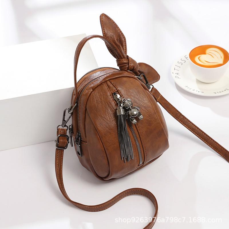 Bear Embellished Small Water Bucket Purse With Internal Pockets For Casual Outings