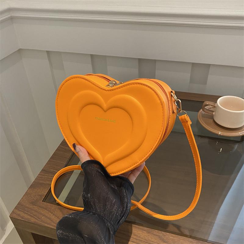 Fashionable 2024 Autumn Minimalist Colorblock Heart Shaped Shoulder Bag For Trendy Individuals