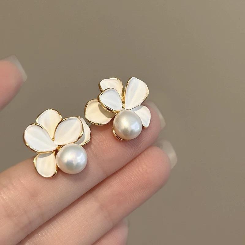 French retro white flower pearl stud earrings light luxury high temperament earrings niche design earrings new