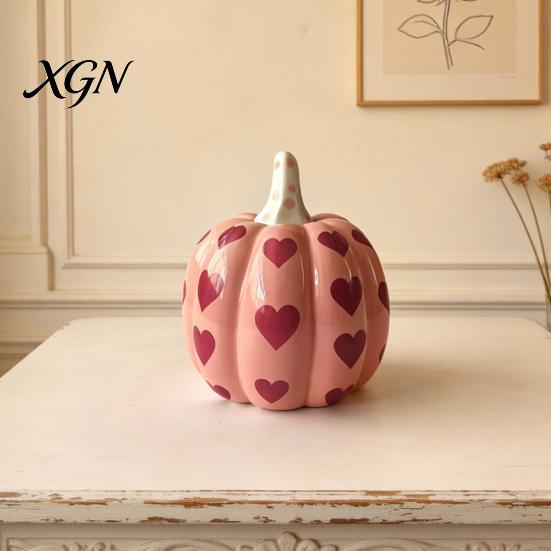 Valentine Day Home Decor Pink Ceramic Pumpkin with Heart Pattern, Artificial Figurine, Seasonal Interior Decorations Fall Tabletop Ornaments