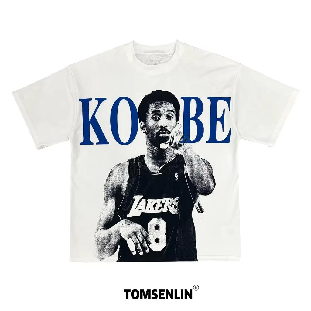 Los Angeles Lakers Kobe Bryant Ikonischer Dunk Spielakt Porträt Mit Vintage Retro Grafik Übergroß Streetwear Basketball Legende Sportfan T-Shirt