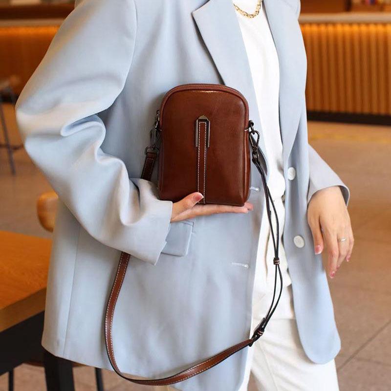 A Light Luxury and Fashionable Women's Crossbody Bag, A Retro High-end Oil-wax Leather Single-shoulder Small Bag
