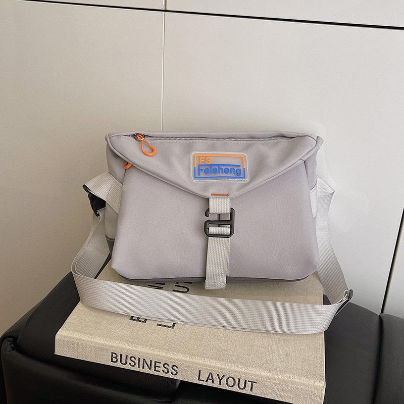 

2025 men s messenger bag Japanese style niche mail carrier bag casual trend large capacity men s bag fashion shoulder bag сірий колір