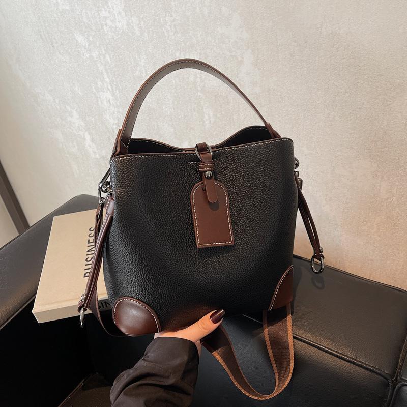 

Popular bags women s autumn and winter retro new broadband messenger bags niche portable bucket bags чорний