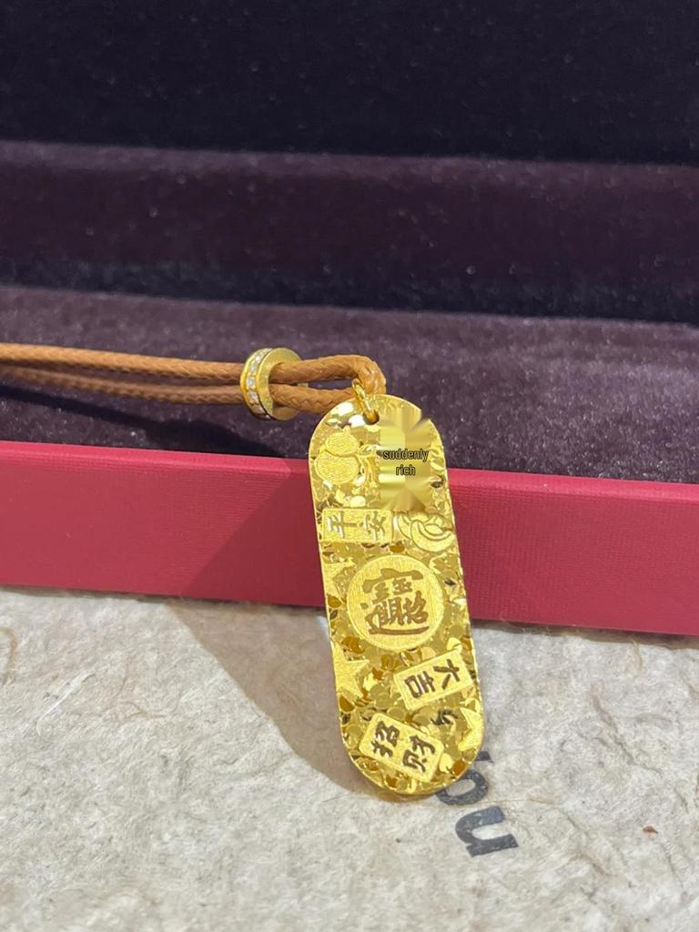 Gold Shop Style Crushed Ice Auspicious Words Pendant Necklace - Women's Ancient Niche Design, Versatile Gold Medal Style.