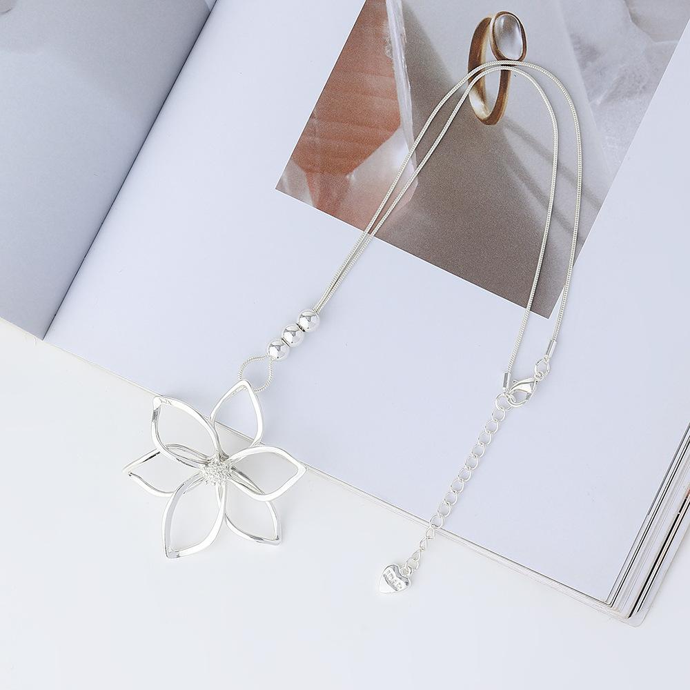 Popular simple and high-end ins wind big flower fashion women s jewelry long chain necklace pendant sweater chain
