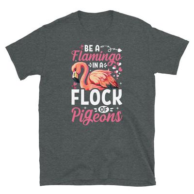 Sei ein Flamingo in einer Taubenschar Motivations-T-Shirt mit kurzen Ärmeln Unisex