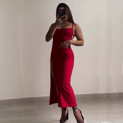 Vestito da donna alla moda con spacco sul bordo in vita e tinta unita, sexy e a tubino