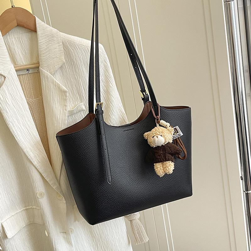 Chic Women s Lychee Pattern Large Capacity Shoulder Bag with Bear Handbag Design One Size