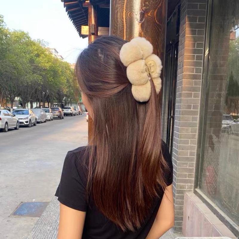 Winter Temperament Rabbit Hair Claw Hair Ball Grab Large Plush Hair Grab The Back of The Head Shark Clip Hairpin Headwear