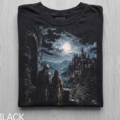 Mondlicht Fantasy Schloss Shirt, Dunkle Romantik Grafik T-Shirt, Gothic Märchen T-Shirt, Fantasy Buchliebhaber Shirt, Comfort Colors Graphit T-Shirt