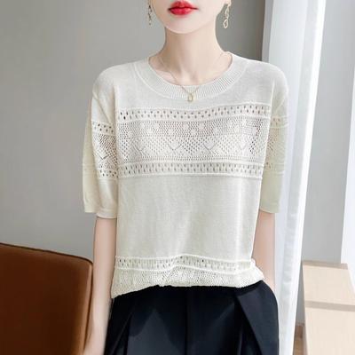 La nuova maglietta a maniche corte in maglia traforata di questa estate è un top versatile e snellente a girocollo.