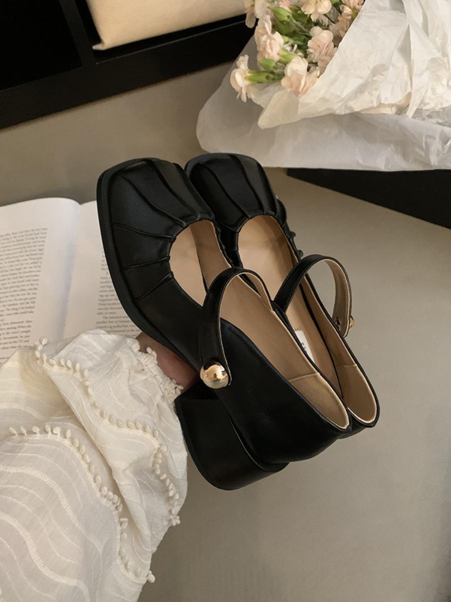 

Beauty is crying~ French thick heel one-word buckle high heels women s spring and summer 2025 small fragrant wind pleated Mary Jane single shoes 40 чорний