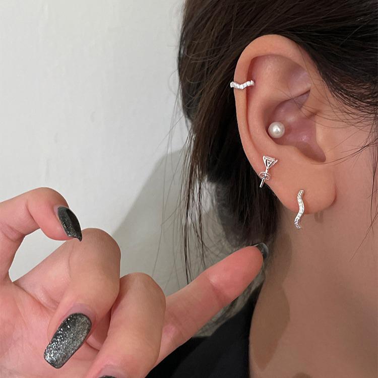 Versatile Women's Ear Jewelry: Sleep-Friendly Studs, Cartilage Earrings, Ear Cuffs, Ear Clips, Rings in Fashionable Cold Style.