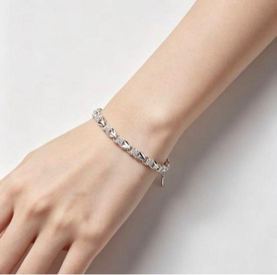 Exquisite Four-Leaf Clover Bracelet - Fashionable Luxury Gift for Women