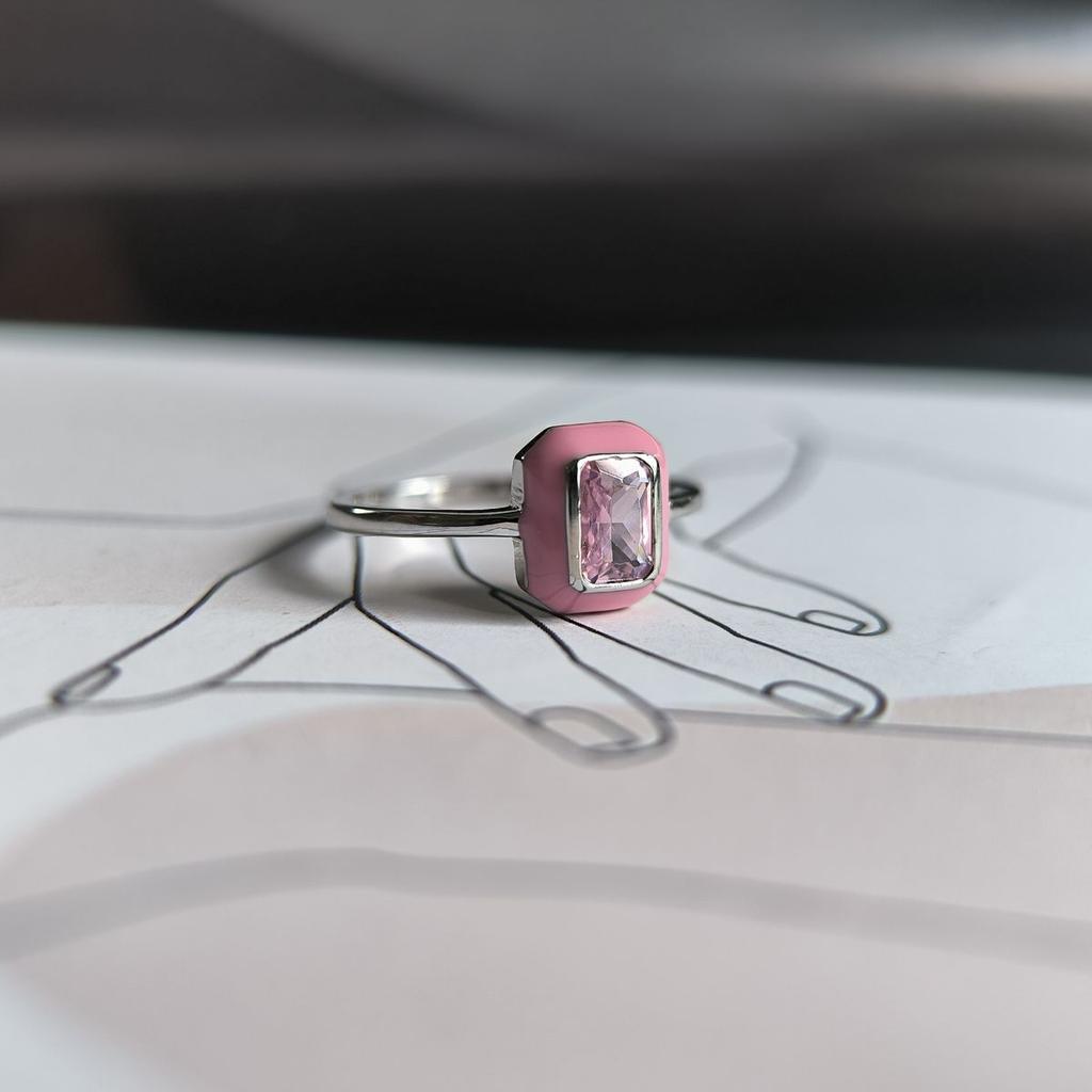 Серебряное кольцо с фианитами, емаллю, вес изделия 1,8 гр (60002238)