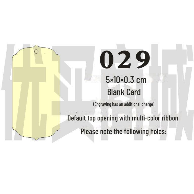 Gravovaná dřevěná karta s přáním s prázdnou visačkou a závěsnou cedulkou