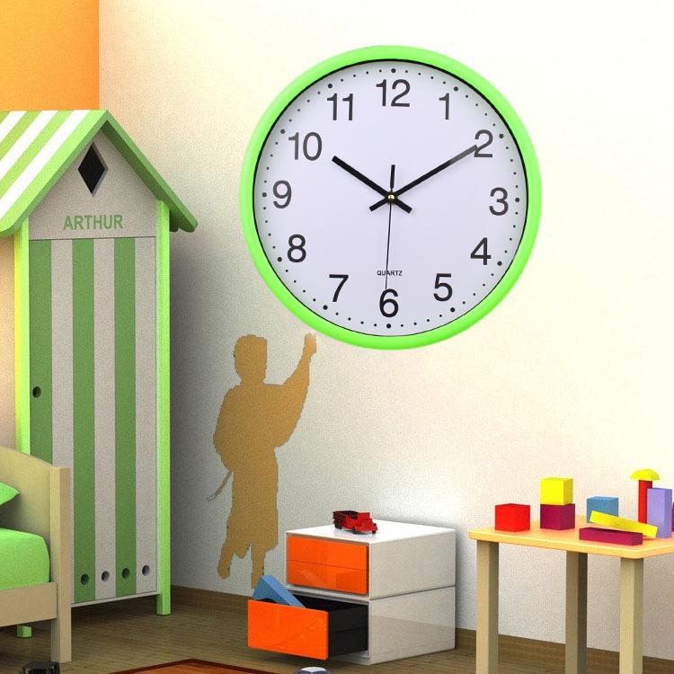 

Комнатные настенные часы Часы Домашние настенные Классные круглые на батарейках Подвесные часы Douyin Современные простые Часы для гостиной Green frame white background