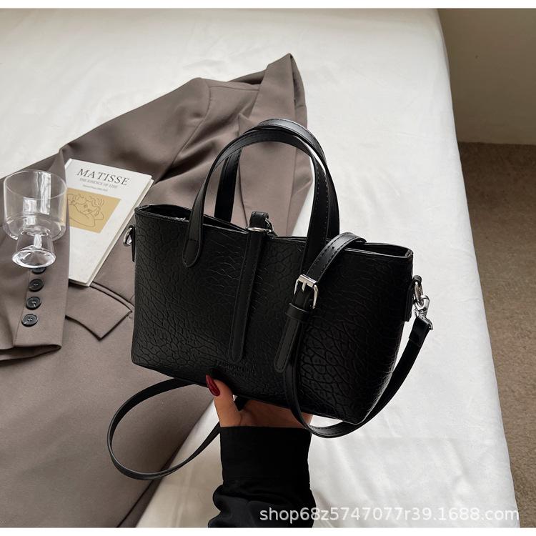 High-end fashion super hot small bag women's 2025 new versatile crossbody bag summer hand-held tote bag small bag