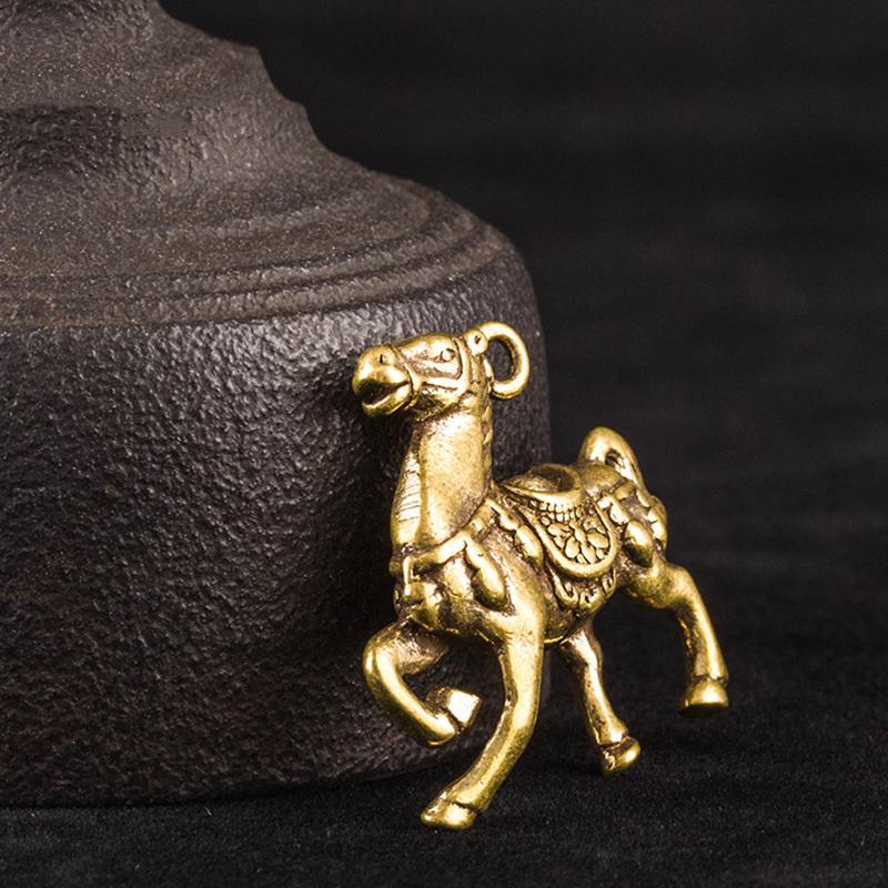 

Латунный Военный Конь Маленькая Статуэтка Брелок Подвеска Настольное Украшение Зодиакальные Животные Фигурки Миниатюры Чайный Питомец Украшения для Дома Ремесла