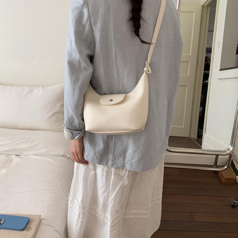 Minimalistische Weiche PU-Schultertasche für Damen Gebogene Silhouette Klappenverschluss