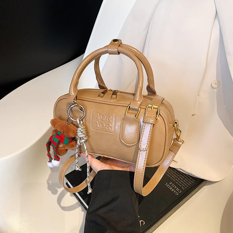 Small Bag Women's Versatile New Retro Shoulder Messenger Bag Popular Portable Pillow Bag