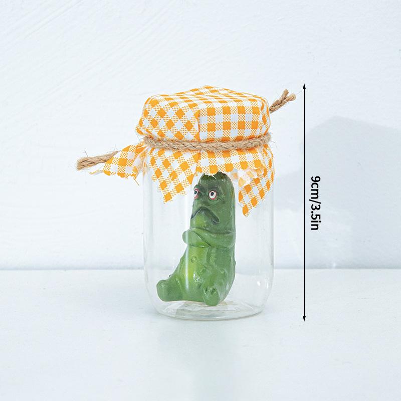 

Скульптура «Сердитый соленый огурец в банке», Креативная полимерная фигурка соленого огурца в банке, Стеклянная статуэтка соленого огурца, Мини-дисплей с сердитым мультяшным соленым огурцом as show