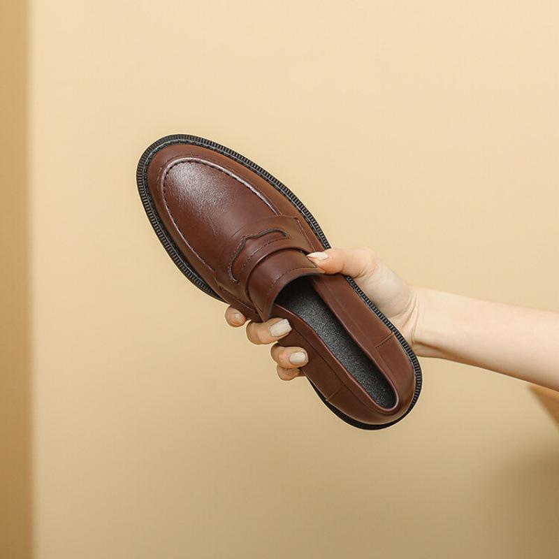 New Thick and Comfortable Black Small Leather Shoes Round Head Non-slip Soft Sole Casual Large Size Four Seasons Low Heel Square Heel Single Shoes W