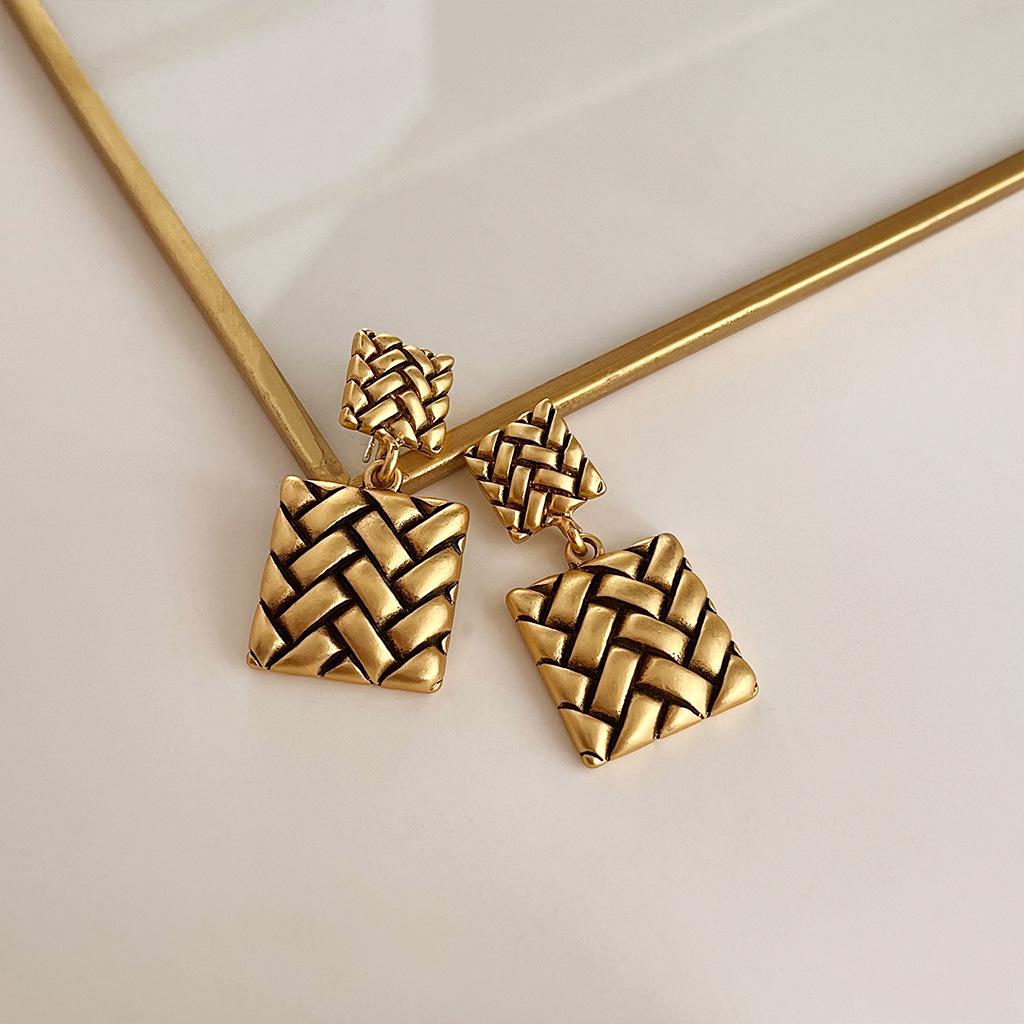 Boucles d'oreilles médiévales vintage à perles: Design rétro à l'huile coulée avec une touche haut de gamme et une personnalité unique