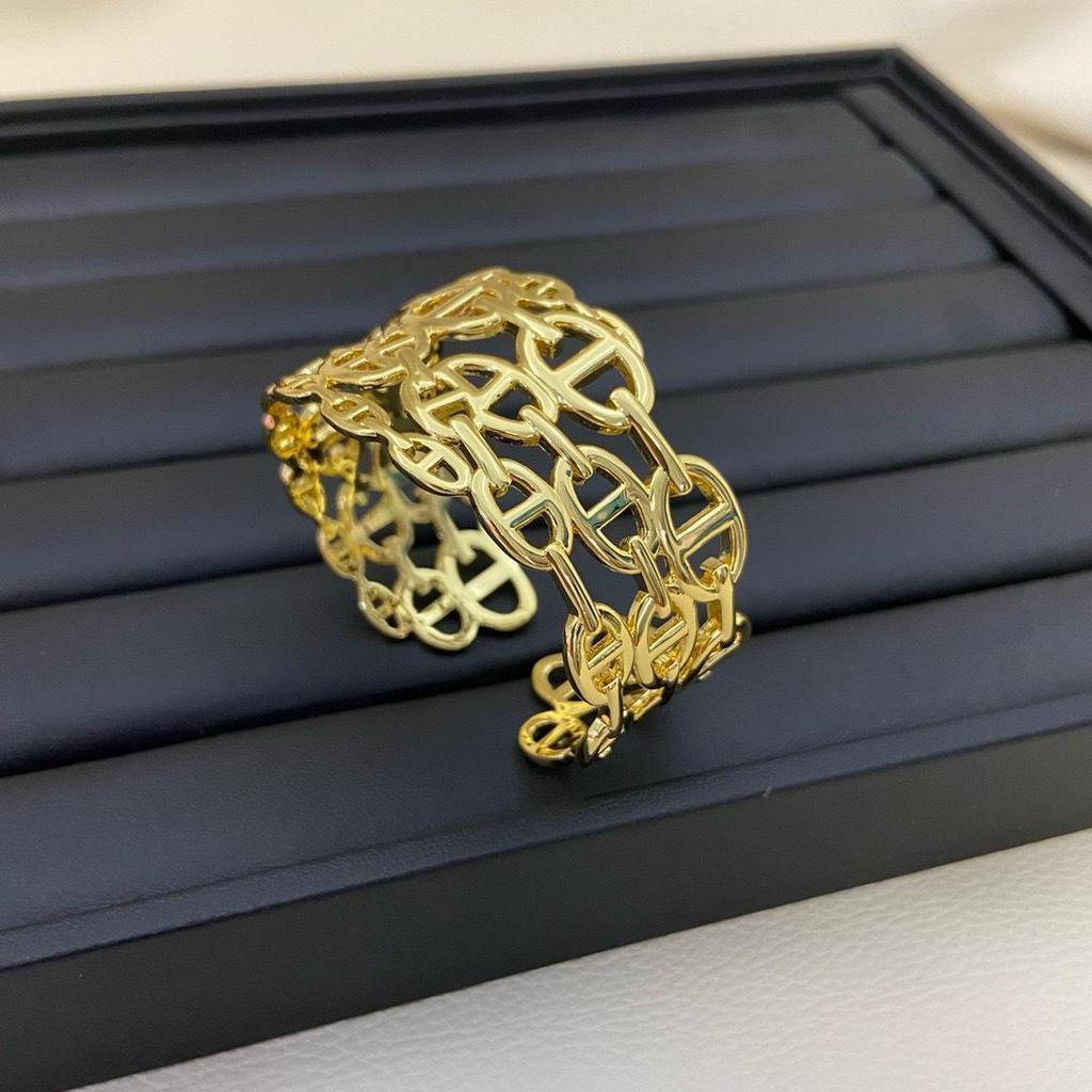 2025 Damenmode Breiter Offener Schichtarmreif: Europäischer & Amerikanischer Street Style mit Glattem Durchbruch-Ferkelnasen-Design