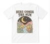 Here Comes The Sun Grafik-T-Shirt mit Sonnenuntergang in der Westwüste Weißes T-Shirt