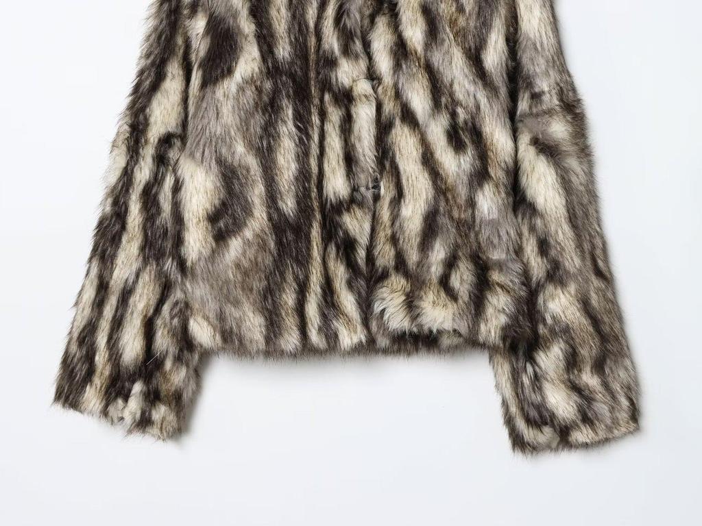 Wszechstronny jesienno-zimowy płaszcz uliczny ze sztucznego futra 4360/041