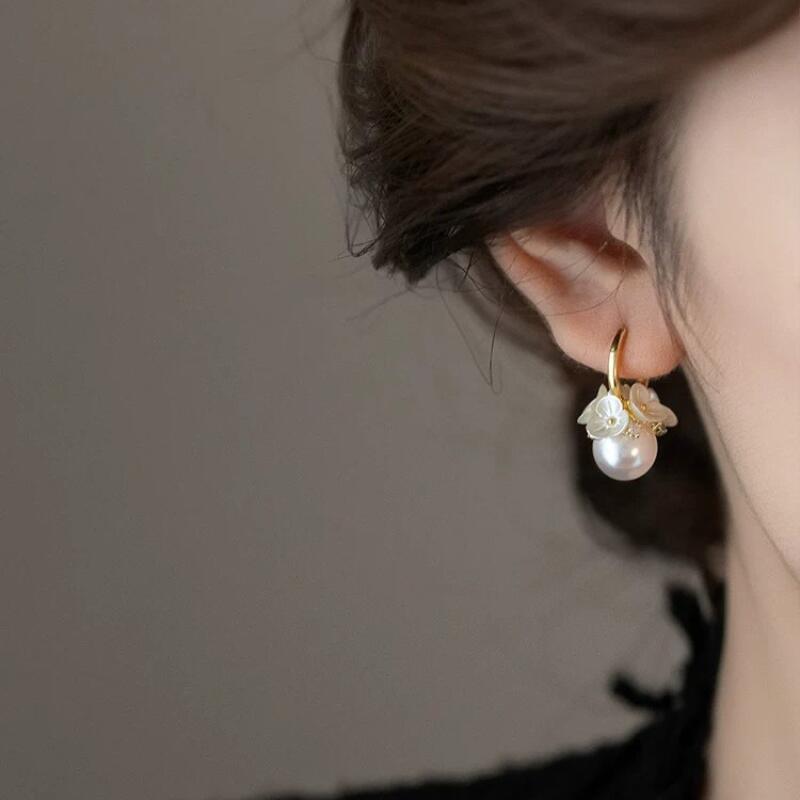 Sweet Gentle Imitation Pearl Flower Earrings for Women Girls 2026 New Trendy Glossy Earrings Buckle Wedding Jewelry Wholesale
