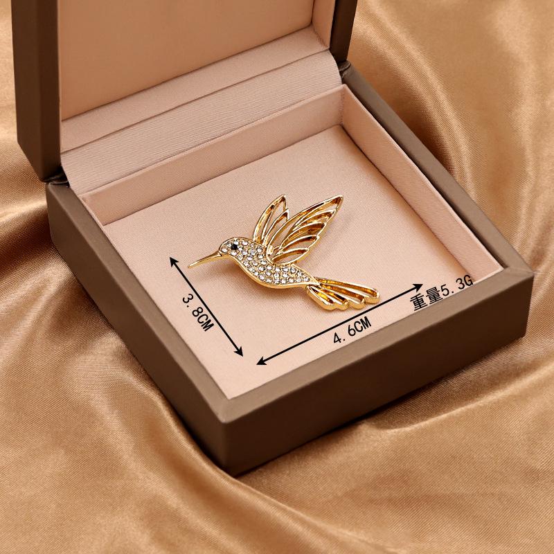 Elegant 2026 Hummingbird Rhinestone Brooch – High-End Alloy Animal Lapel Pin