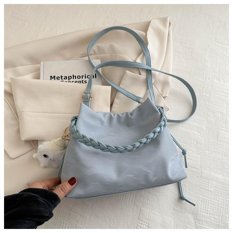 This year's popular bag women 2025 new casual versatile messenger bag summer out small bag portable bucket bag