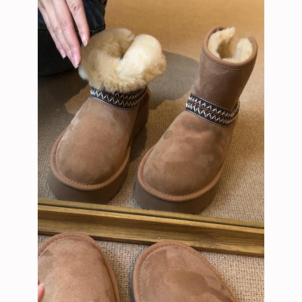Ethnic style snow boots can be turned on with thick soles in autumn and winter. Wear two non-slip mid-tube cotton shoes and small short boots.