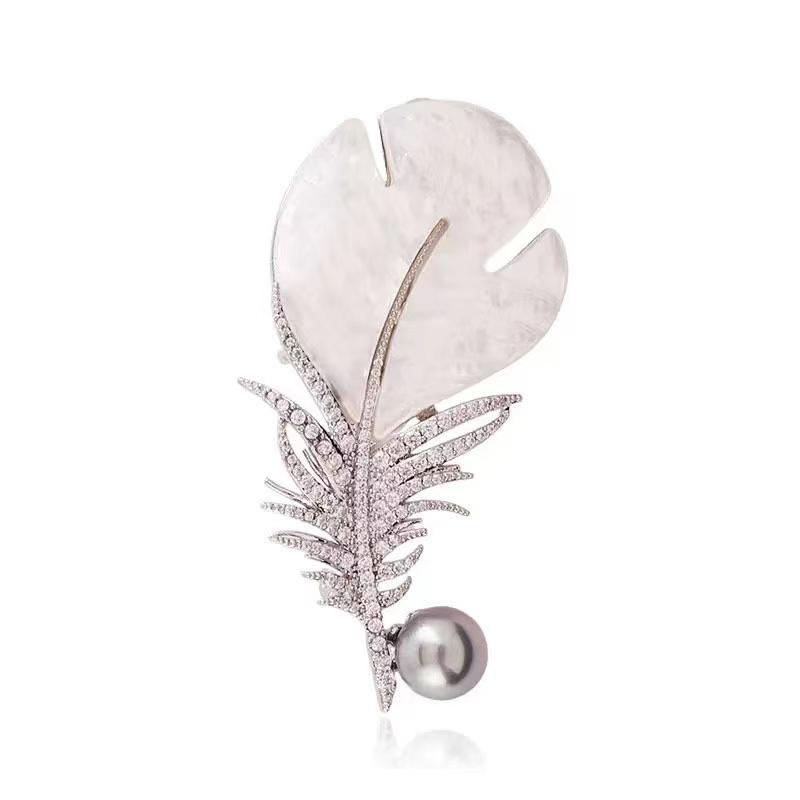 Fashion Crystal Shell Feather Brooch Pins For Women Luxury White Pearl Gold Color Party Wedding Gifts Clothing Accessories