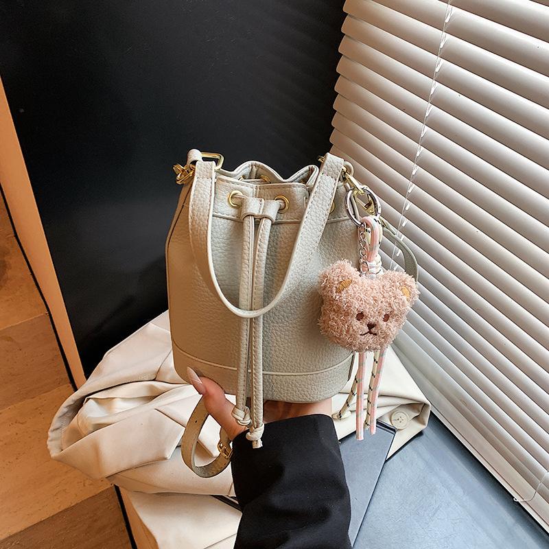 

Сегодняшние популярные нишевые сумки, новые женские сумки, модные универсальные сумки-мессенджеры, сумки-ведра для通勤