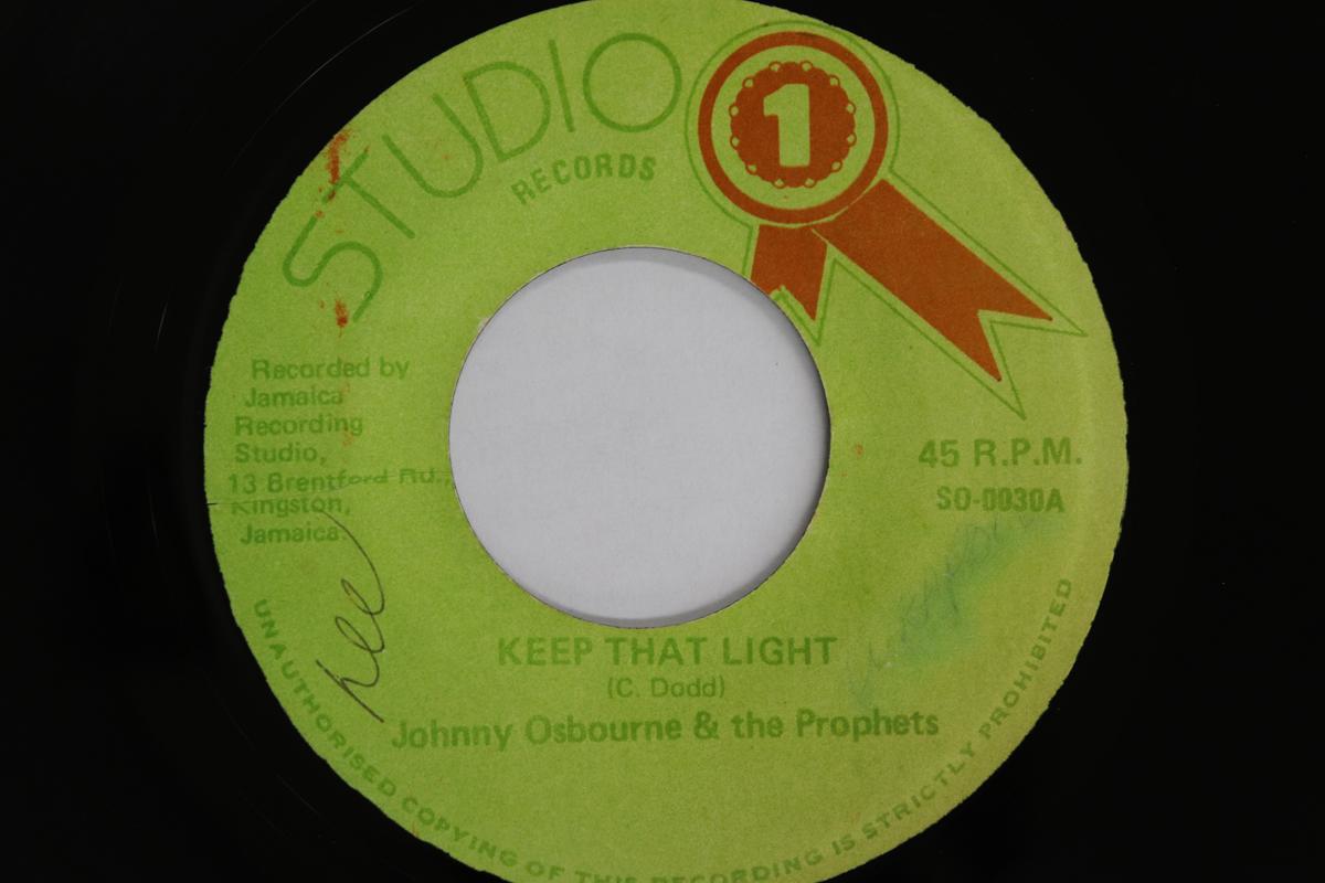 

7-дюймовая пластинка JOHNNY OSBOURNE - Keep That Light SO0030 Studio One 1980 Ямайка Регги, Ска и Даб Б/У