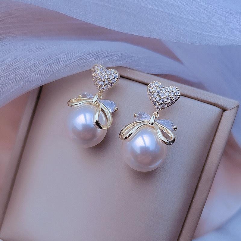 S925 Silver Needle Korean Fashion Heart Pearl Earrings - Elegant, Versatile Jewelry for Women.