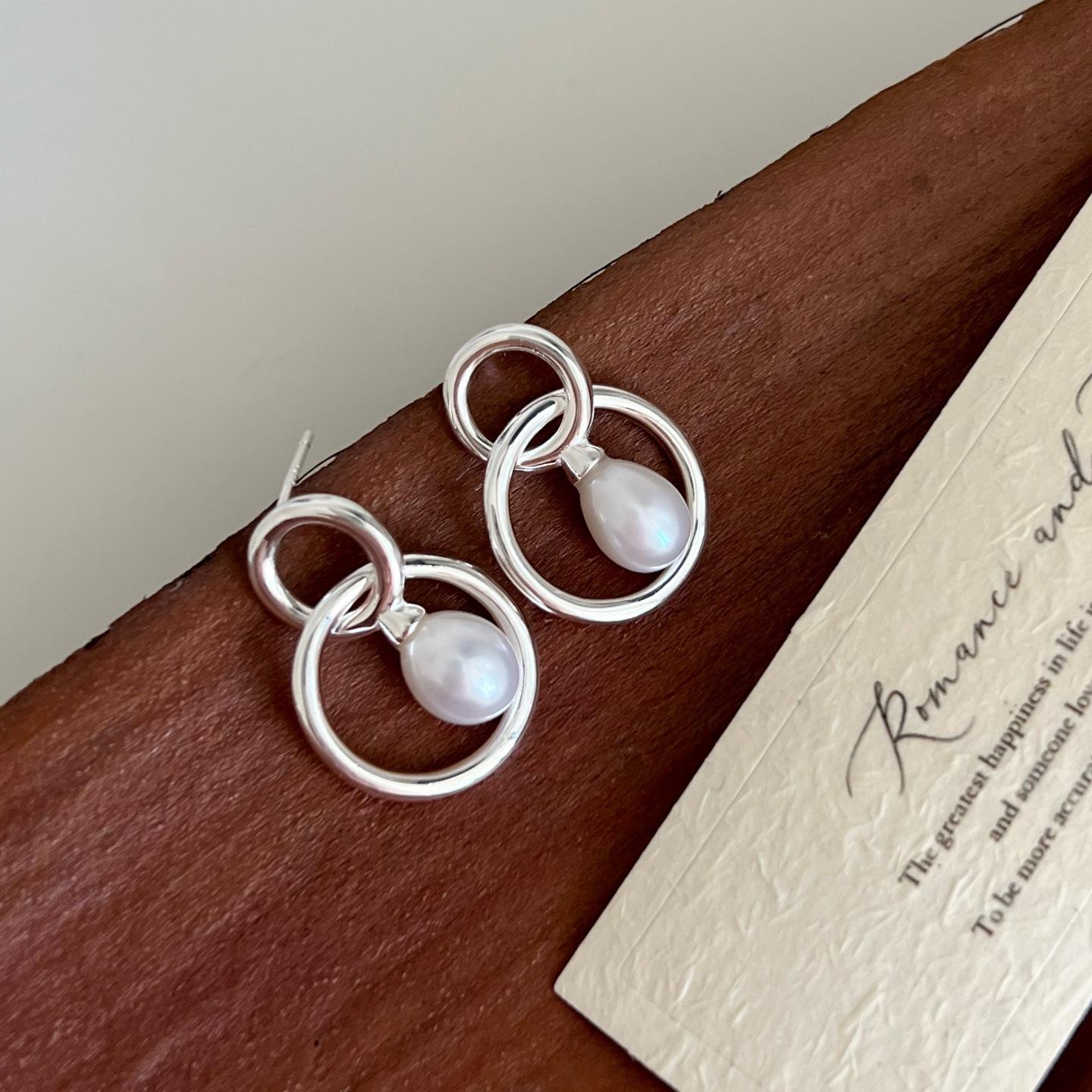 

Серьги с двойными кольцами и жемчугом, легкая роскошь, нерегулярный геометрический дизайн, ощущение легкой роскоши, ощущение высокого класса, женские, модные и универсальные