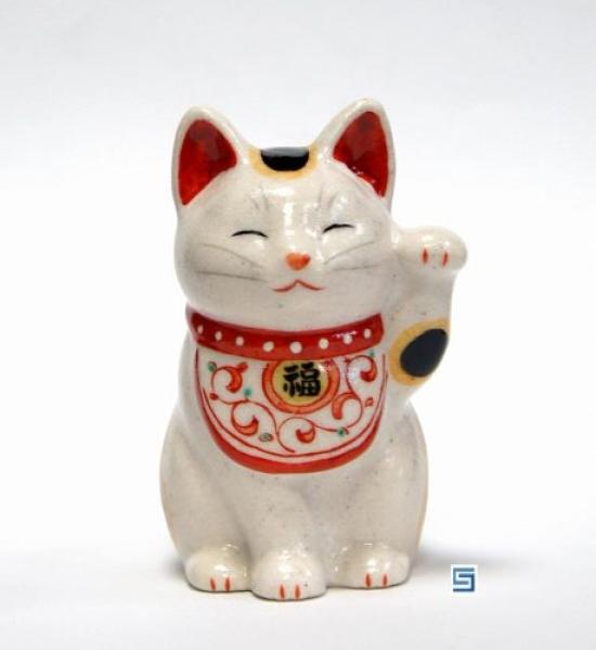 

Craftsman House Tosai Manpuku Arabesque Hand 7444 Maneki-neko (Left Raised, Small) Red-painted