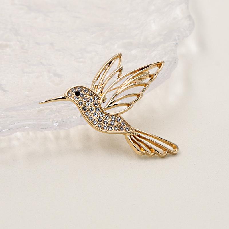 Elegant 2026 Hummingbird Rhinestone Brooch – High-End Alloy Animal Lapel Pin